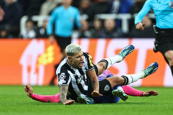 AC Milan 'dan Ruben Loftus-Cheek # 8 UEFA Şampiyonlar Ligi maçı Newcastle United - AC Milan maçında Bruno Guimares # 39 numaraya kayıyor.