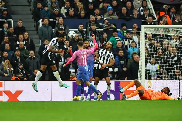 Newcastle United 'ın Jamaal Lascelles # 6' sı UEFA Şampiyonlar Ligi maçında kaleye gidiyor. Newcastle United, St. James 's Park' ta AC Milan 'a karşı, 13 Aralık 2023