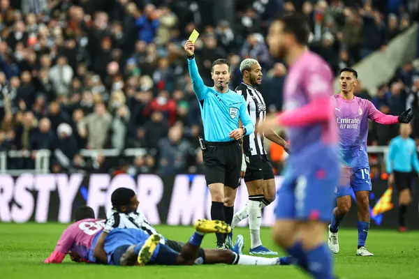 Hakem Danny Makkelie, UEFA Şampiyonlar Ligi maçı Newcastle United - AC Milan maçında 13 Aralık 2023 'te St. James' s Park, Newcastle, İngiltere 'de Yunus Musah # 80' e sarı kart verdi.