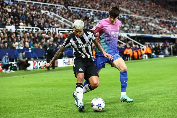 Newcastle United 'dan Bruno Guimares topu Davide Bartesaghi' den aldı # 95 UEFA Şampiyonlar Ligi maçı sırasında Newcastle United - AC Milan maçı sırasında St. James 's Park, Newcastle, İngiltere, 13 Aralık 2023