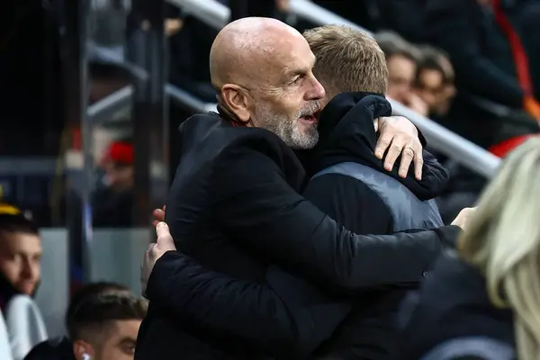 Eddie Howe Manager Newcastle United Stefano Pioli Manager Milan Embrace — Stock Photo, Image