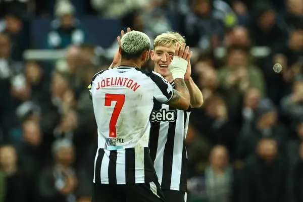 Joelinton Newcastle United Świętuje Swój Cel Podczas Meczu Ligi Mistrzów — Zdjęcie stockowe