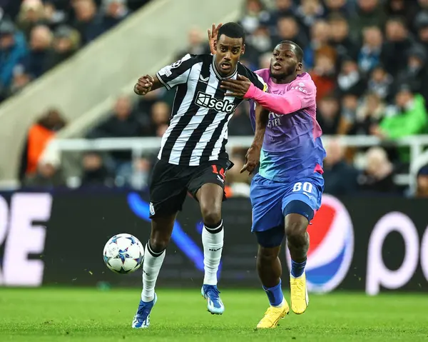 AC Milan 'dan Yunus Musah # 80, Newcastle United' dan Alexander Isak 'a faul yaptı ve UEFA Şampiyonlar Ligi maçı sırasında sarı kart aldı. Newcastle United, St. James' s Park, Newcastle, İngiltere, 13 Aralık 2023 'te AC Milan' a karşı.