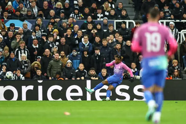 Samuel Chukwueze # 21 AC Milan UEFA Şampiyonlar Ligi karşılaşmasında skor olarak 1-2 yaptı Newcastle United - AC Milan St. James 's Park, Newcastle, İngiltere, 13 Aralık 2023