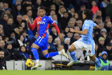 Crystal Palace 'dan Michael Olise # 7 Premier League maçında Manchester City - Manchester Crystal Palace maçında Manchester City - Etihad Stadyumu, İngiltere, 16 Aralık 202' de Nathan Ake # 6 tarafından kovalanan top için koşuyor.