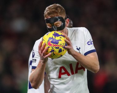 Tottenham Hotspur 'dan Dejan Kulusevski # 21 Premier Lig maçında Nottingham Forest Tottenham Hotspur' a karşı oynadığı 15 Aralık 202 'de İngiltere' nin Nottingham kentinde oynanan maçta taraftarların topunu öptüğü maçta 0-2 'lik galibiyetini kutluyor.