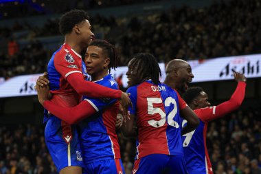 Crystal Palace 'dan Michael Olise # 7 Premier League maçında Manchester City - Etihad Stadyumu, Manchester, İngiltere' deki Crystal Palace maçında 2-2 'lik skoru kutluyor.