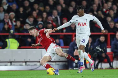 Nottingham Ormanı 'ndan Ryan Yates # 22 Premier League maçında Tottingham Forest ile Tottenham Hotspur arasında oynanan 15 Aralık 202' de Nottingham, İngiltere 'deki City Ground, Nottingham' da Tottenham Hotspur maçında Tottenham Hotspur 'un Destiny Udogie # 38' i tarafından kirletildi.