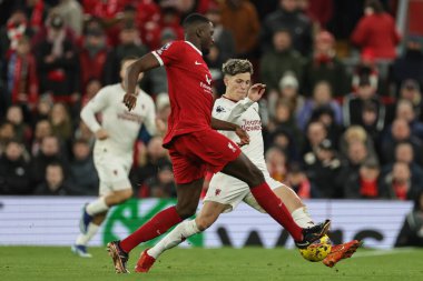 Manchester United 'dan Alejandro Garnacho ve Liverpool' dan Ibrahima Konat Premier Lig maçı sırasında Manchester United 'a karşı Anfield, Liverpool, Birleşik Krallık' ta 17 Aralık 2023 'te oynadılar.