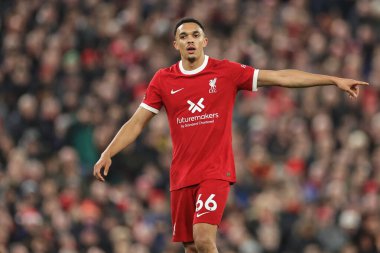 Liverpool 'dan Trent Alexander-Arnold, 17 Aralık 202' de İngiltere, Liverpool 'da Manchester United' a karşı oynanan Premier League maçında takım talimatlarını veriyor.