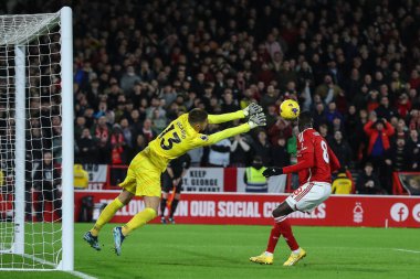 Tottenham Hotspur 'dan Guglielmo Vicario # 13 topu Cheikhou Kouyat # 8 of Nottingham Forest Premier Lig maçı sırasında Nottingham Forest Tottenham Hotspur' a karşı 15 Aralık 2023 'te Nottingham, İngiltere' de oynanan City Ground, Nottingham 'da atıyor.