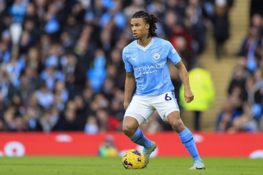 Manchester City 'den Nathan Ake # 6 Premier League maçında topu kontrol ediyor Manchester City - Crystal Palace Etihad Stadyumu, Manchester, İngiltere, 16 Aralık 202