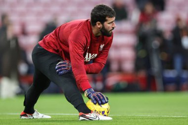 Liverpool 'dan Alisson Becker Premier League maçı sırasında Liverpool Manchester United' a karşı Anfield, Liverpool, İngiltere 'de 17 Aralık 202' de oynanan ısınma maçında