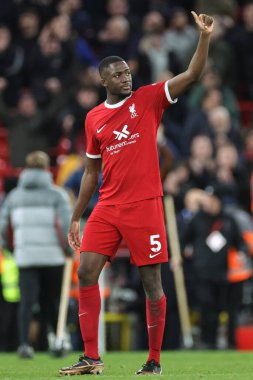 Liverpool 'dan İbrahima Konat, 17 Aralık 2023' te İngiltere 'nin Liverpool kentinde oynanan Premier Lig maçı sırasında Liverpool Manchester United' a karşı Liverpool taraftarlarını tebrik etti.