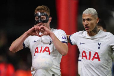 Tottenham Hotspur 'dan Dejan Kulusevski 15 Aralık 202' de Nottingham Forest ile Tottenham Hotspur arasında oynanan Premier League maçında Richarlison # 9 ile 0-2 'lik galibiyet golünü kutluyor.