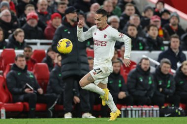 Manchester United takımından Antony, 17 Aralık 202 'de İngiltere' nin Liverpool kentinde oynanan Premier League maçında Manchester United 'a karşı oynadığı maçta topa vuruyor.