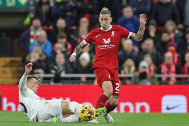 Manchester United takımından Scott McTominay, Liverpool Premier Lig maçında Liverpool Manchester United 'a karşı Anfield, Liverpool, İngiltere' de 17 Aralık 202 'de oynanan karşılaşmada Liverpool' lu Kostas Tsimikas 'ı kaydıramadı.