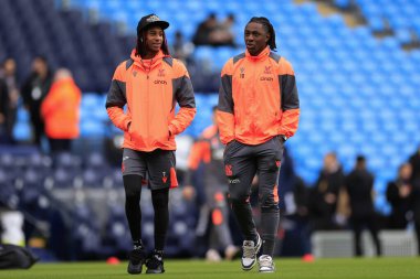 Michael Olise # 7 ve Eberechi Eze # 10 of Crystal Palace Premier Lig karşılaşması öncesinde Etihad Stadyumu 'nda Manchester City - Crystal Palace maçında, 16 Aralık 202