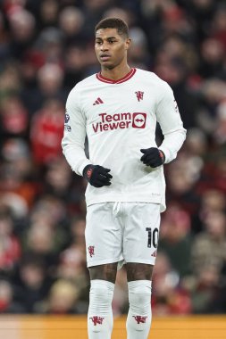 Manchester United takımından Marcus Rashford 17 Aralık 202 'de Liverpool Manchester United' a karşı Anfield, Liverpool, İngiltere 'de oynanan Premier League maçında