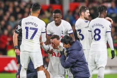 Tottenham Hotspur 'dan Brennan Johnson # 22 Premier League maçında tedavi gördü Nottingham Forest Tottenham Hotspur' a karşı City Ground, Nottingham, İngiltere, 15 Aralık 202