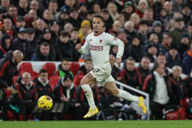 Manchester United takımından Antony, 17 Aralık 202 'de İngiltere' nin Liverpool kentinde oynanan Premier League maçında Manchester United 'a karşı oynadığı maçta topa vuruyor.