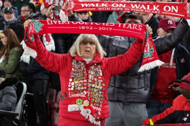 Bir Liverpool taraftarı 17 Aralık 2023 'te İngiltere, Liverpool' da Liverpool Manchester United 'a karşı oynanan Premier League maçında asla tek başına yürüyemeyeceğini söylüyor.