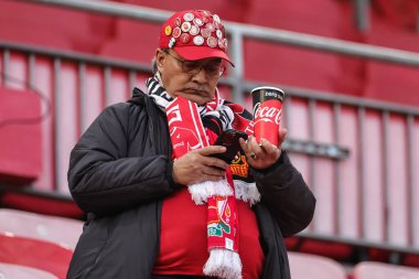 Bir Liverpool taraftarı Premier Lig maçından önce Liverpool Manchester United 'a karşı Anfield, Liverpool, İngiltere, 17 Aralık 202