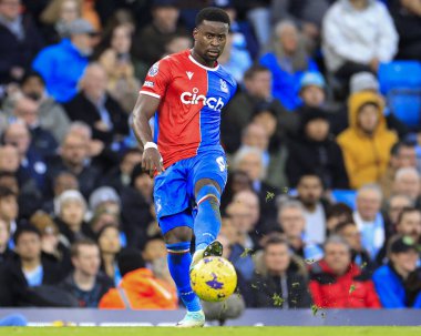 Crystal Palace 'dan Marc Guehi Premier League maçında pas veriyor Manchester City - Crystal Palace maçı Etihad Stadyumu, Manchester, İngiltere, 16 Aralık 202