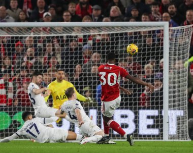 Nottingham Ormanı 'ndan Willy Boly 15 Aralık 202' de Nottingham Forest, Tottenham Hotspur 'a karşı oynadığı Premier League maçında barın üzerinde şut çekti.
