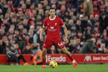 Manchester United takımından Rhys Bennett, Premier League maçında Liverpool Manchester United 'a karşı Anfield, Liverpool, İngiltere' de 17 Aralık 202 'de oynadığı maçta topu aldı.