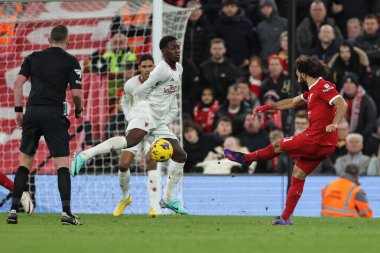 Liverpool 'dan Muhammed Salah, 17 Aralık 202' de Anfield, Liverpool, İngiltere 'de oynanan Premier League maçında Manchester United' a karşı kalede şut çekti.