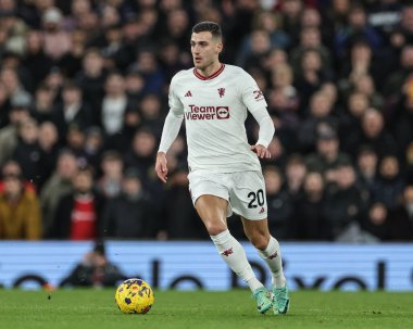 Manchester United takımından Diogo Dalot 17 Aralık 202 'de İngiltere' nin Liverpool kentinde Manchester United 'a karşı oynanan Premier Lig maçında topla karşı karşıya geldi.