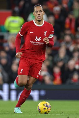 Liverpool 'dan Virgil van Dijk, 17 Aralık 202' de İngiltere 'nin Liverpool kentinde oynanan Premier League maçında Manchester United' a karşı oynadığı maçta topa vuruyor.