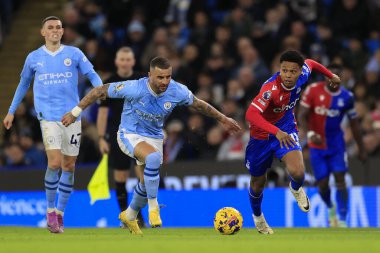 Crystal Palace 'dan Matheus Franca # 11 ve Manchester City' den Kyle Walker # 2 Premier League maçı sırasında Etihad Stadyumu 'nda Manchester City - Crystal Palace maçında, 16 Aralık 202