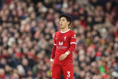 Liverpool 'dan Wataru Endo, 17 Aralık 202' de İngiltere 'nin Liverpool kentinde oynanan Premier Lig karşılaşmasında Manchester United' a karşı seyrediyor.