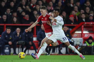 Nottingham Ormanı 'ndan Ryan Yates # 22 ve Destiny Udogie # 38 Tottenham Hotspur Premier Lig maçı sırasında Nottingham Ormanı Tottenham Hotspur' a karşı 15 Aralık 202 'de Nottingham, İngiltere' de oynanan maçta top mücadelesi