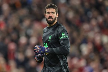 Liverpool 'dan Alisson Becker 17 Aralık 202' de Liverpool-Manchester United maçında Anfield, Liverpool, İngiltere 'de karşı karşıya geldi.