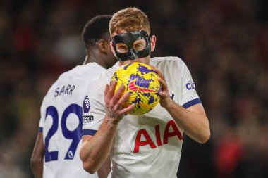 Tottenham Hotspur 'dan Dejan Kulusevski # 21 Premier Lig maçında Nottingham Forest Tottenham Hotspur' a karşı oynadığı 15 Aralık 202 'de İngiltere' nin Nottingham kentinde oynanan maçta taraftarların topunu öptüğü maçta 0-2 'lik galibiyetini kutluyor.
