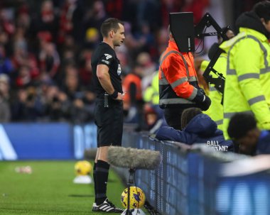 Hakem Jarred Gillett, Tottenham Hotspur 'dan Yves Bissouma # 8' e Premier Lig maçı sırasında Nottingham Forest Tottenham Hotspur 'a karşı 15 Aralık 202' de City Ground, Nottingham, İngiltere 'de oynanan maçta kırmızı kart vermeden önce VAR ekranını kontrol ediyor.