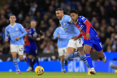 Crystal Palace 'dan Matheus Franca # 11 ve Manchester City' den Kyle Walker # 2 Premier League maçı sırasında Etihad Stadyumu 'nda Manchester City - Crystal Palace maçında, 16 Aralık 202