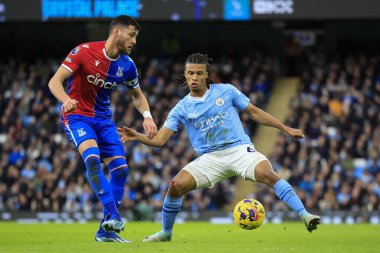 Crystal Palace 'dan Joel Ward # 2 Premier League maçında Manchester City - Crystal Palace maçında Manchester City - Etihad Stadyumu, İngiltere, 16 Aralık 202' de Nathan Ake # 6 'nın izlediği pas attı.