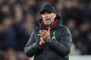 Liverpool teknik direktörü Jrgen Klopp, 17 Aralık 2023 'te İngiltere' nin Liverpool kentinde oynanan Premier League maçında ev sahibi taraftarları alkışlıyor.