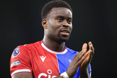 Crystal Palace 'dan Marc Guehi Premier League maçının sonunda taraftarları alkışlıyor. Manchester City, Etihad Stadyumu' nda Crystal Palace 'a karşı, 16 Aralık 202