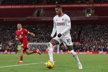 Manchester United takımından Marcus Rashford, Premier League maçında topla Liverpool Manchester United 'a karşı Anfield, Liverpool, İngiltere' de 17 Aralık 202 'de