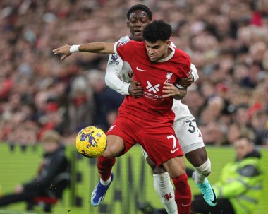 Liverpool 'dan Luis Daz, 17 Aralık 2023' te İngiltere 'nin Liverpool kentinde oynanan Premier League maçı sırasında Manchester United takımından Kobbie Mainoo' yu durdurdu.