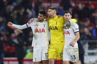 Tottenham Hotspur 'dan Cristian Romero # 17, Guglielmo Vicario # 13 Tottenham Hotspur ve Ben Davies # 33 Tottenham Hotspur Premier Lig maçı Nottingham Forest Tottenham Hotspur karşısında 0-2' lik galibiyeti kutladılar.