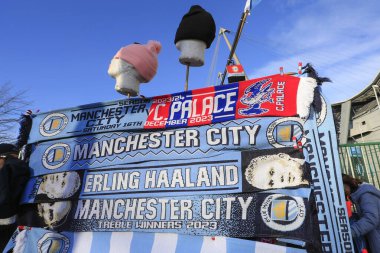 Etihad Stadyumu önünde satılık eşarplar Premier Lig karşılaşması öncesinde Manchester City - Crystal Palace Etihad Stadyumu, Manchester, İngiltere, 16 Aralık 202