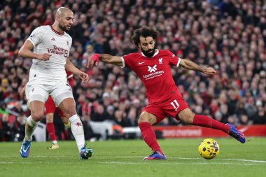 Liverpool 'dan Muhammed Salah, Premier League maçında Liverpool Manchester United' a karşı Anfield, Liverpool, İngiltere 'de 17 Aralık 202' de oynanan maçta kaleci tarafından kurtarılan golle şutunu attı.