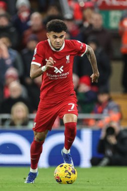 Liverpool 'dan Luis Daz, İngiltere' nin Liverpool kentinde 17 Aralık 2023 'te oynanan Premier League maçında Manchester United' a karşı oynadığı maçta topa vuruyor.