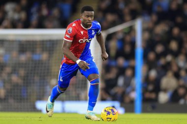 Crystal Palace 'dan Marc Guehi Premier League maçında topla koşuyor Manchester City, Manchester Stadyumu' nda Crystal Palace 'a karşı, 16 Aralık 202